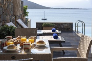 Outdoor dining - Villa Elena, only 50m from the sea, amazing sea views of Elounda Bay (Elounda)