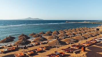 Pantai pribadi, kursi berjemur, payung pantai, dan handuk pantai