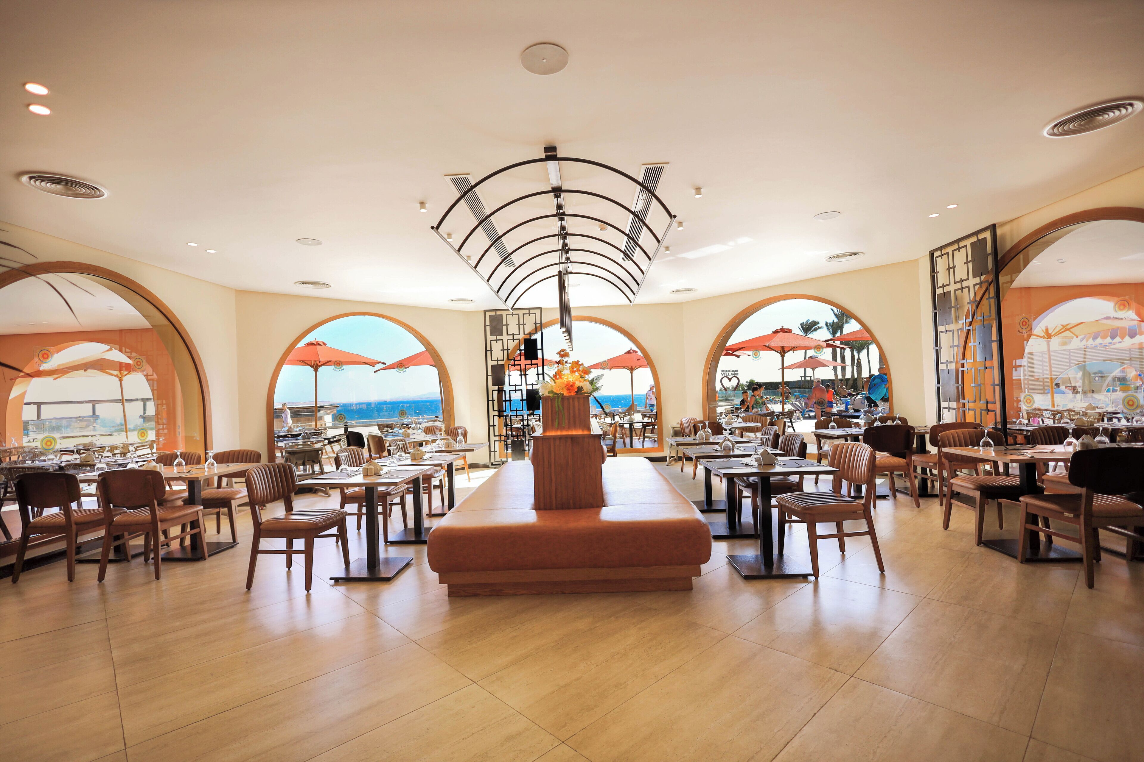 3 nhà hàng, phục vụ bữa sáng, bữa trưa, món ăn mang phong cách quốc tế 