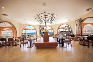 3 restaurantes; se sirve desayuno, almuerzo y cena; cocina internacional