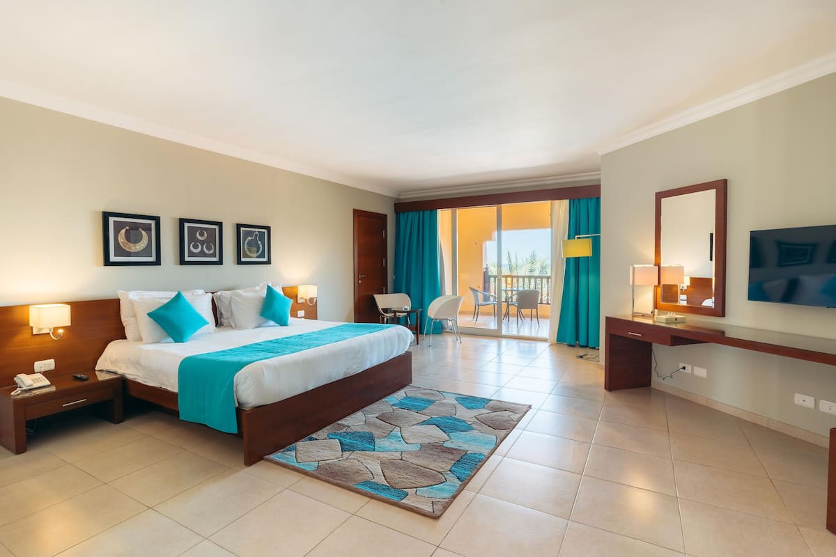 Family Suite | 1 bedroom, minibar, in-room safe, individually decorated