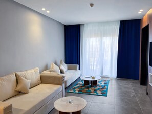 Suite ejecutiva | Zona de estar | Una televisión LCD, un futbolín, una mesa de tenis de mesa