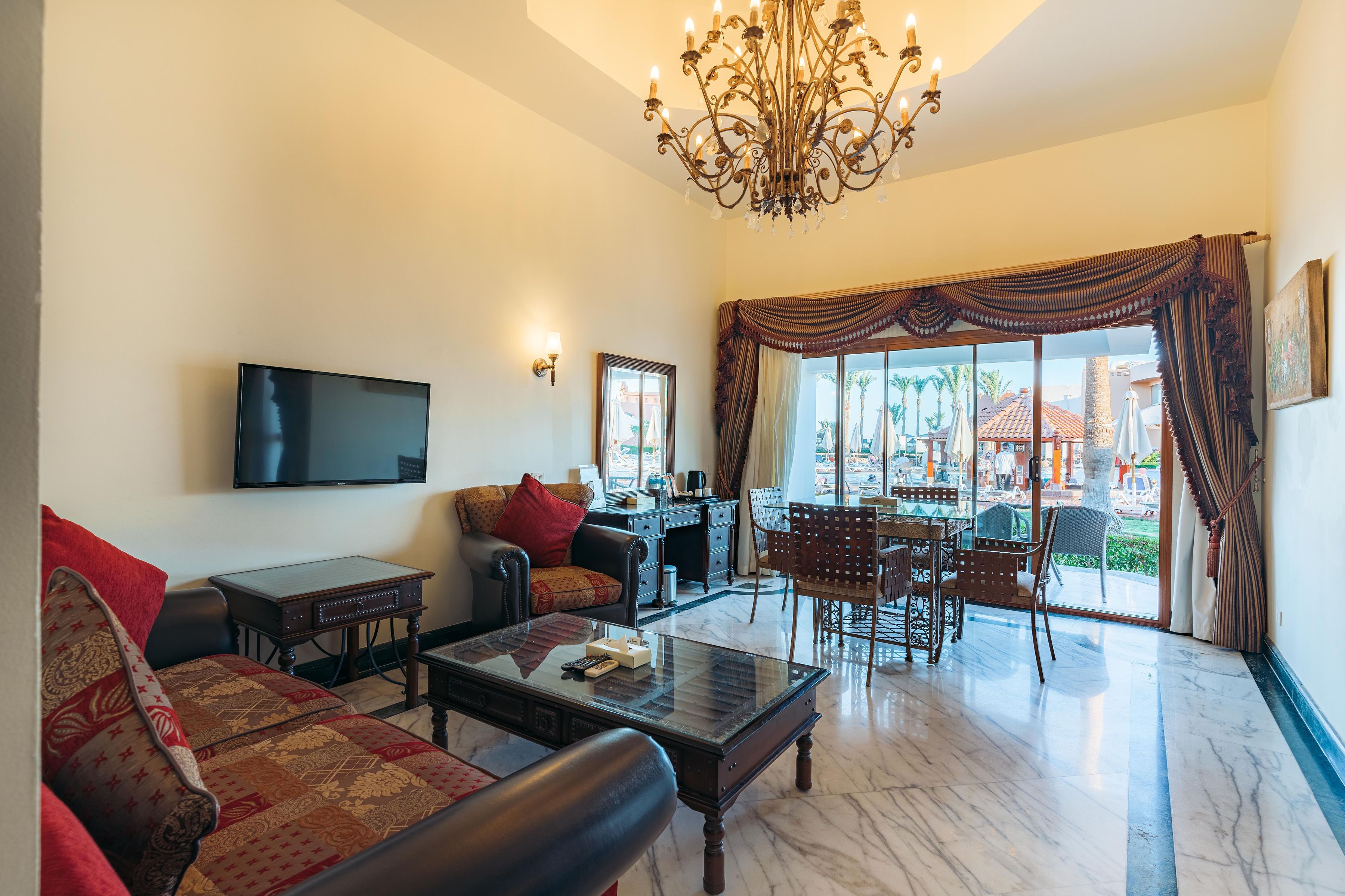 Presidential Suite | Minibar, in-room safe, iron/ironing board, bed sheets