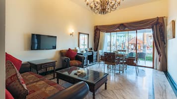 Presidential Suite | Minibar, in-room safe, iron/ironing board, bed sheets