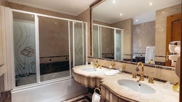 Royal Suite | Bathroom | Free toiletries, hair dryer, towels, soap