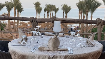 3 restoran, sarapan, makan tengah hari dihidangkan; masakan antarabangsa