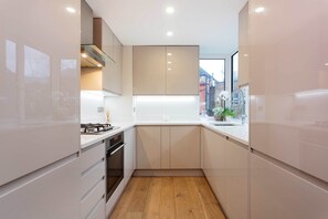 Réfrigérateur, micro-ondes, four, lave-vaisselle