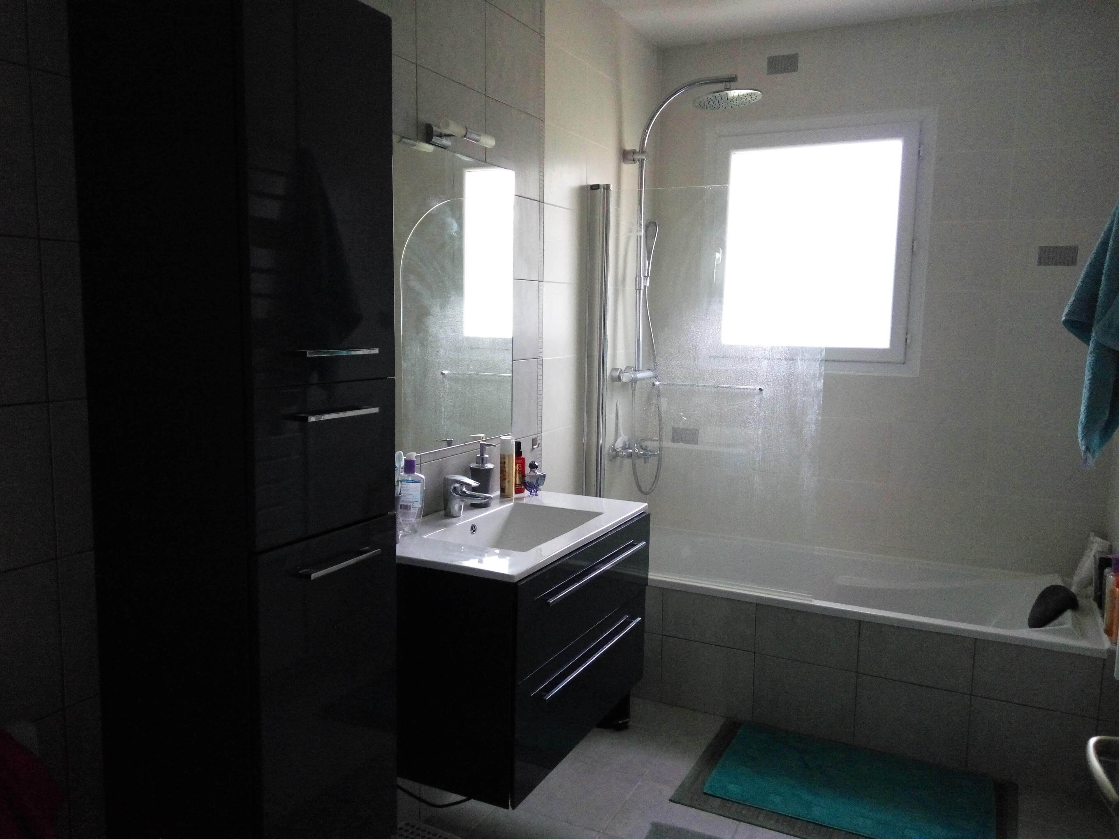 Een bad, een haardroger, handdoeken, zeep