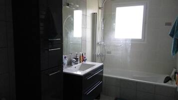 Baignoire, sĂšche-cheveux, serviettes fournies, savon