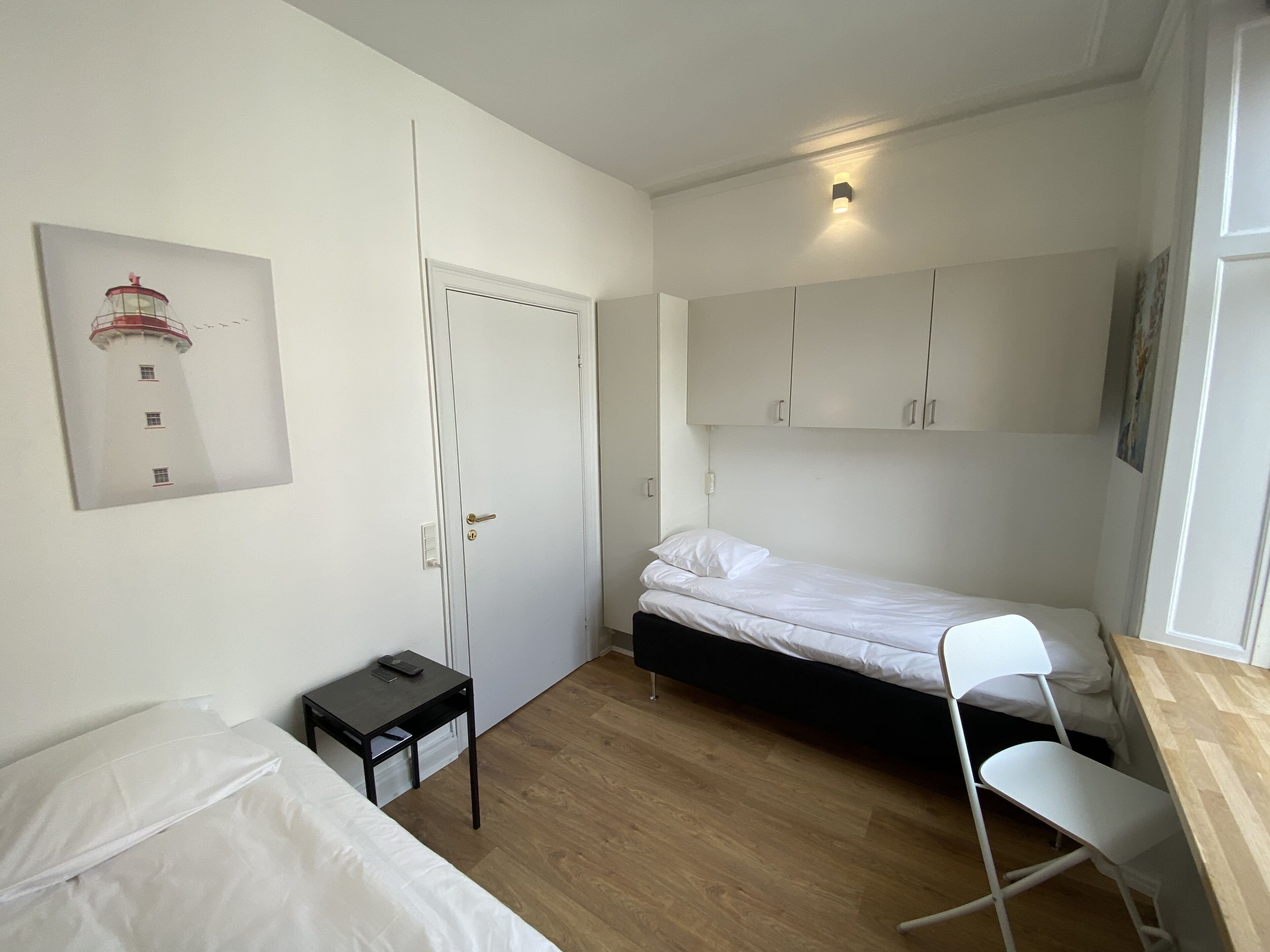 Suite - 2 soveværelser | Skrivebord, arbejdsområde til bærbare computere, mørklægningsgardiner