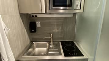 Studio Suite | Private kitchenette | Fridge, microwave, oven, stovetop