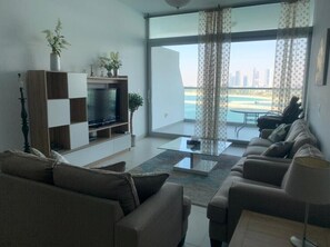 TV - beautiful *full sea view *in palm with private beach access (Dubai)