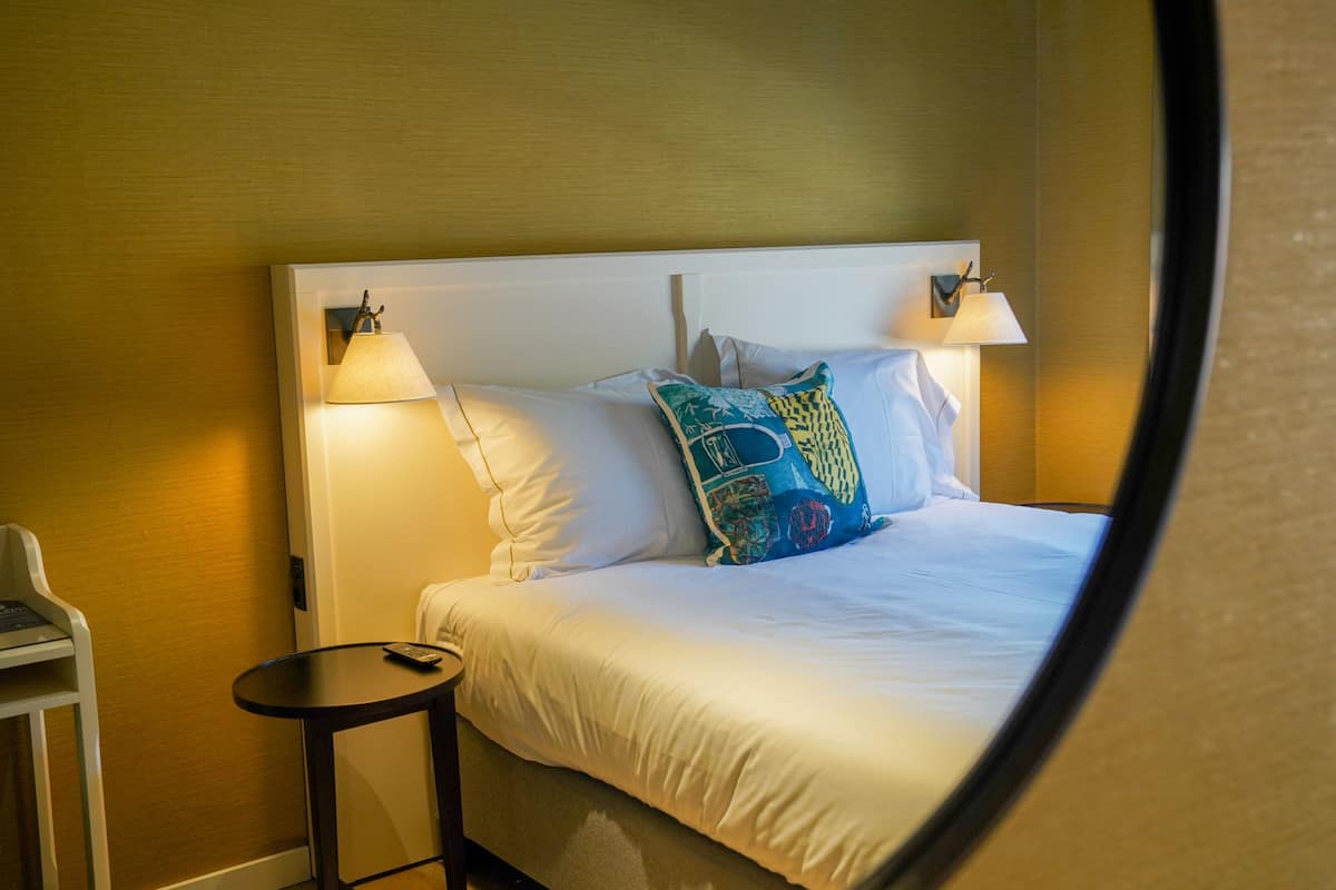 1 bedroom, desk, laptop workspace, blackout drapes
