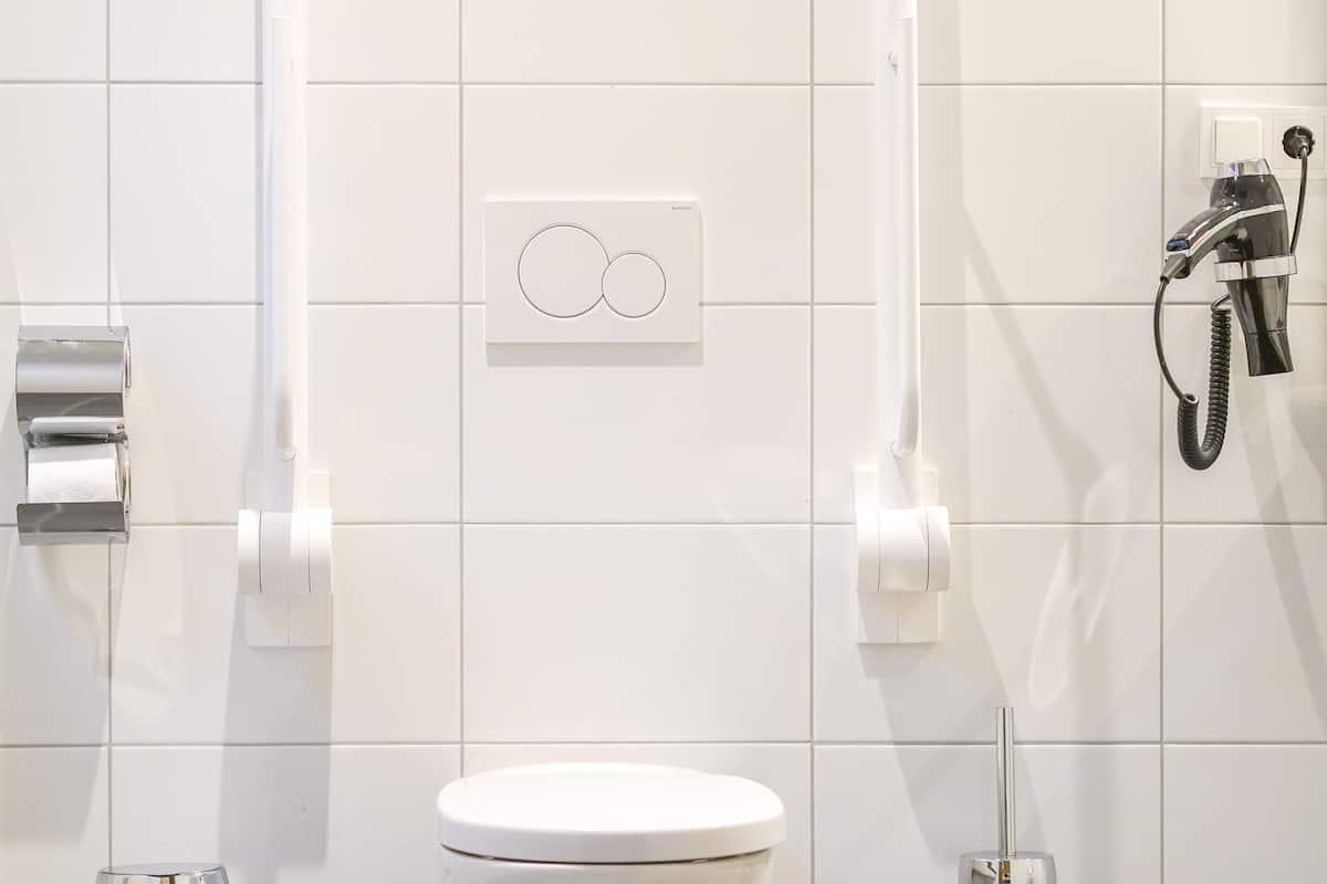 traditional double room | accessible bathroom