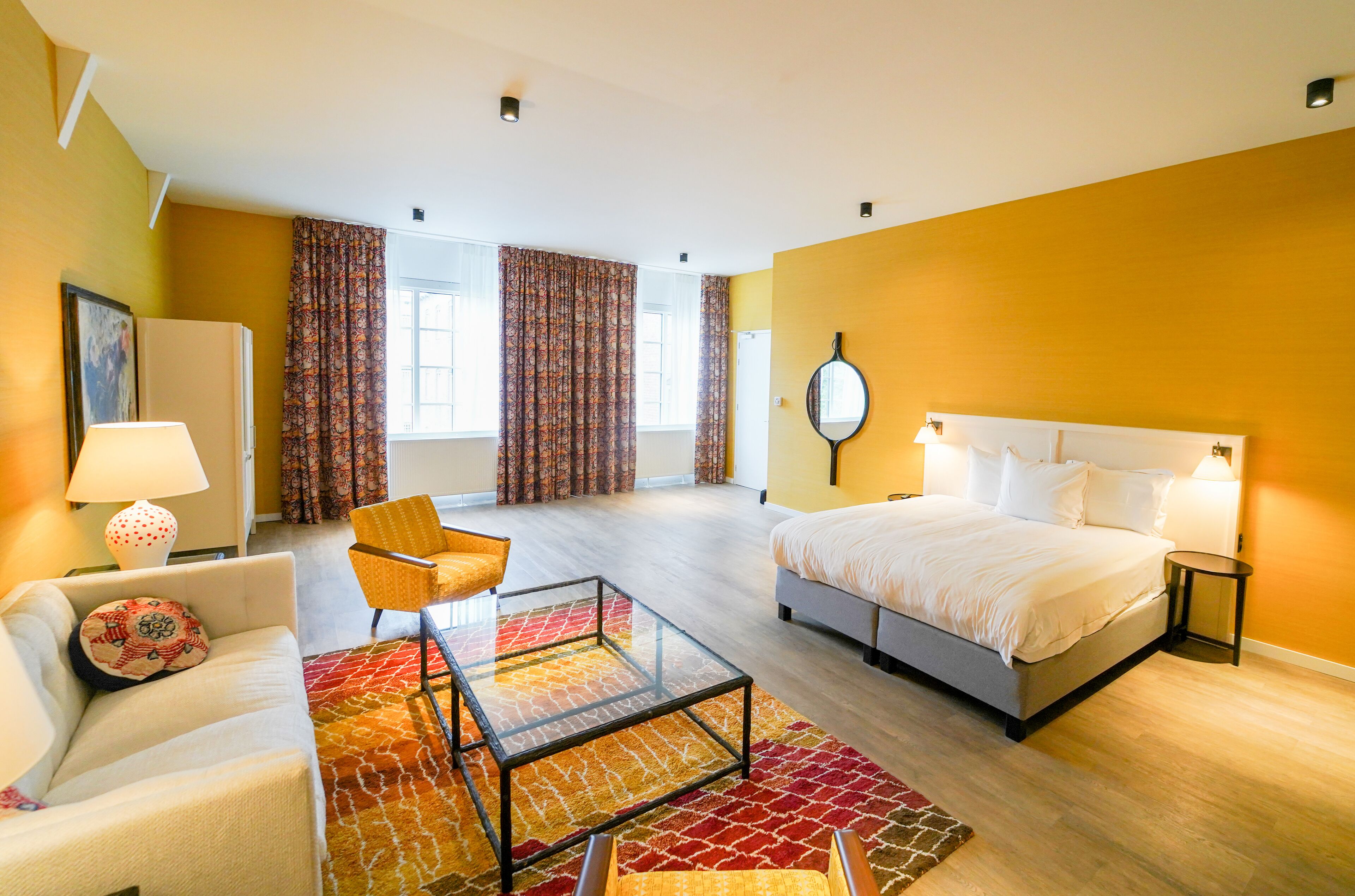 Suite | Skrivebord, skrivebord for bærbar PC, blendingsgardiner og lydisolert