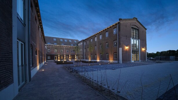 A building with multiple windows and a large entrance. - Fletcher Hotel-Restaurant De Oude Gevangenis - Alkmaar (Alkmaar)