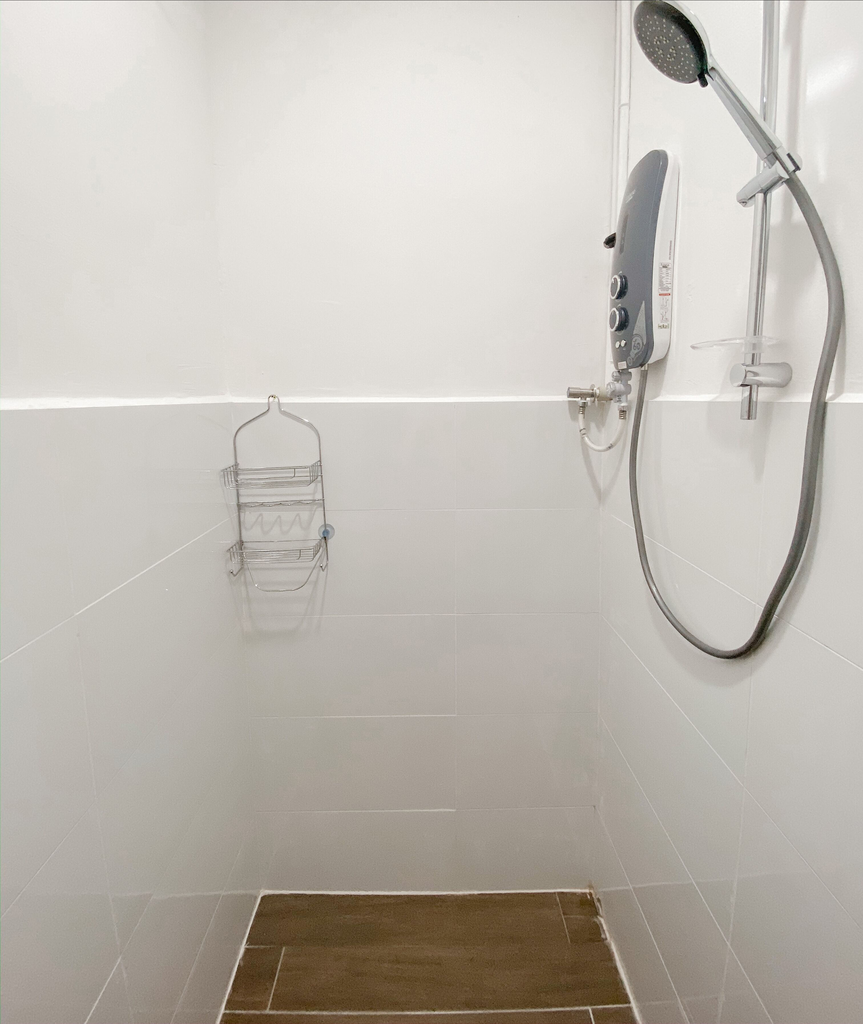 Een douche, een haardroger, pantoffels, handdoeken