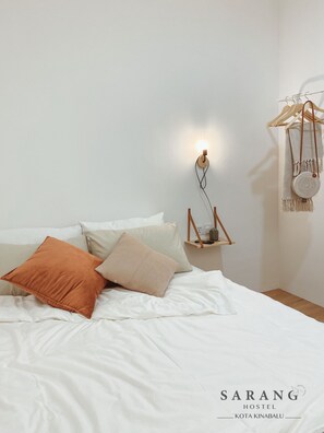 Queen Room | Desk, laptop workspace, iron/ironing board, free WiFi