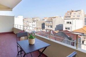 Outdoor dining - Two Trendy Bright Flats | Jacuzzi by HostWise (Matosinhos)