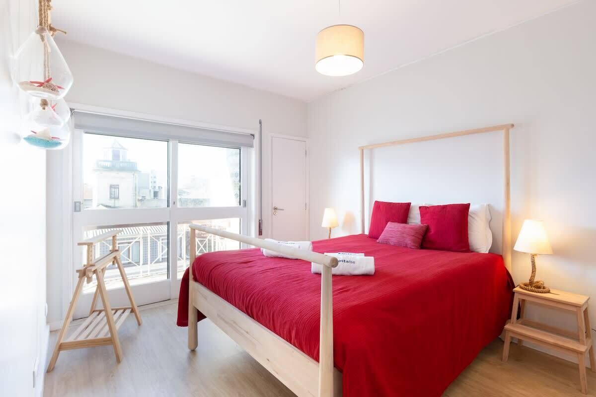 6 bedrooms, iron/ironing board, WiFi, bed sheets