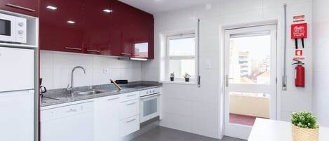 Frigorífico, microondas, horno y placa de cocina