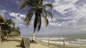 Plage, serviettes de plage, surf, pêche sur place