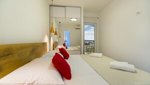 Royal Apartment, Balcony | Peralatan tempat tidur premium, peti besi dalam bilik, meja 