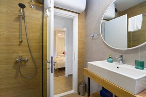 Deluxe-huoneisto | Kylpyhuone | Suihku, ilmaiset hygieniatuotteet, hiustenkuivaaja, pyyhkeet