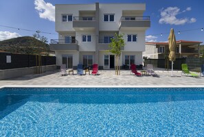 Seasonal outdoor pool, pool loungers - Apartments Bulli (Seget)