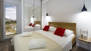 Royal Apartment, Balcony | Peralatan tempat tidur premium, peti besi dalam bilik, meja 