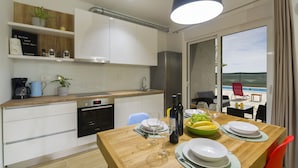 Luxury Apartment | Makan dalam bilik