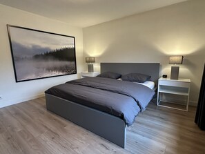 4 chambres, bureau, chambres insonorisées, fer et planche à repasser
