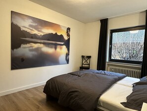 4 makuuhuonetta, työpöytä, äänieristys, silitysrauta/-lauta