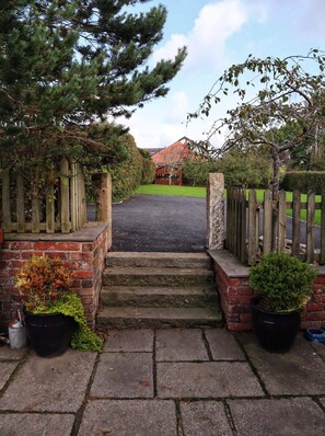 Property grounds - Luxury Farmhouse Cottage (POULTON-LE-FYLDE)