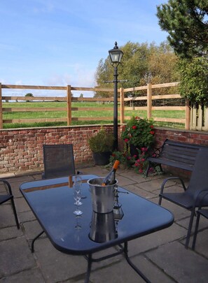 Outdoor dining - Luxury Farmhouse Cottage (POULTON-LE-FYLDE)