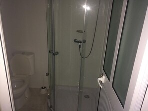 Een douche, gratis toiletartikelen, handdoeken, zeep