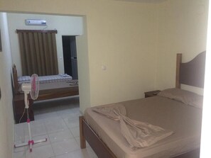 Een bureau, een strijkplank/strijkijzer, gratis wifi, beddengoed