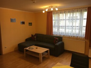 Apartemen | Area keluarga | Televisi layar datar 100-cm dengan saluran TV kabel dan TV