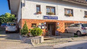 A building with a sign reading "Gessner Gasthof Zum Riefberg" and a car parked in front. - Ferienwohnung Reifberg (Ilmenau)