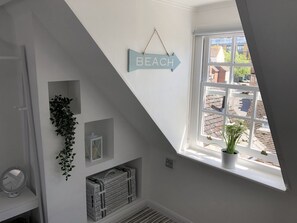 Interior - *** LOCATION *** LOCATION *** LOCATION *** ONLY 5 MINUTES WALK TO POOLE QUAY *** (Poole)