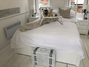 2 bedrooms, iron/ironing board, WiFi, bed sheets - * SEE OVER 170 AMAZING GUEST REVIEWS ON AIRBNB * Location * Location * Location (Poole)