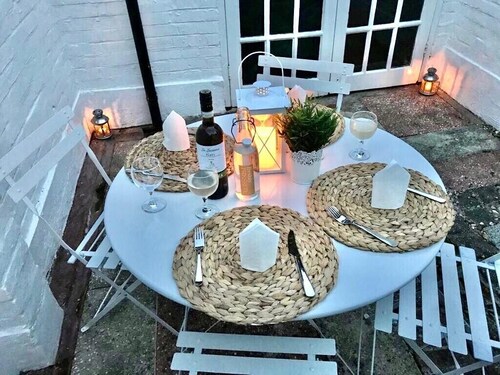 *** LOCATION *** LOCATION *** LOCATION *** ONLY 5 MINUTES WALK TO POOLE QUAY ***