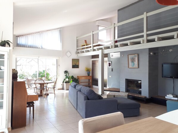 TV, fireplace, DVD player, books - Villa with pool near Perpignan, beach, mountains and Spain (Saint-Estève)