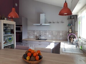 Réfrigérateur, micro-ondes, four, plaque de cuisson