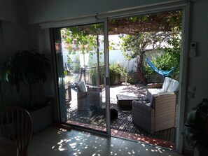 Televisión, chimenea, reproductor de DVD y libros 