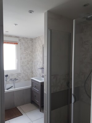 Combined shower/tub, hair dryer, toilet paper - Villa with pool near Perpignan, beach, mountains and Spain (Saint-Estève)
