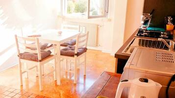 Fridge, oven, stovetop, electric kettle