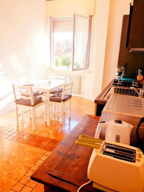 Fridge, oven, stovetop, electric kettle