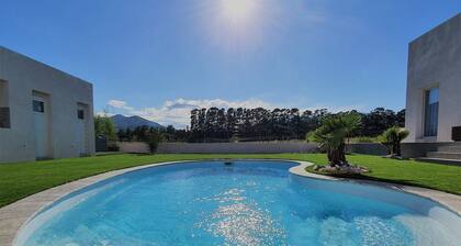 Villa Oma sin vecinos, vista de los caballos y montañas