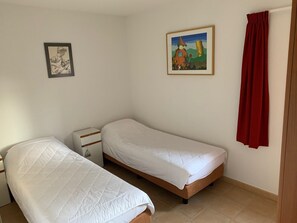 4 chambres, fer et planche à repasser, lit parapluie, Wi-Fi gratuit